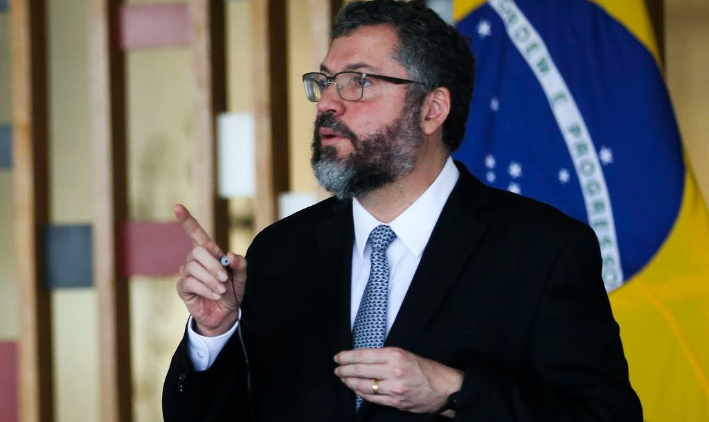 Ministro venezuelano sugeriu que brasileiro tomasse um calmante, pediu tolerância e desafiou o ministro para um debate
