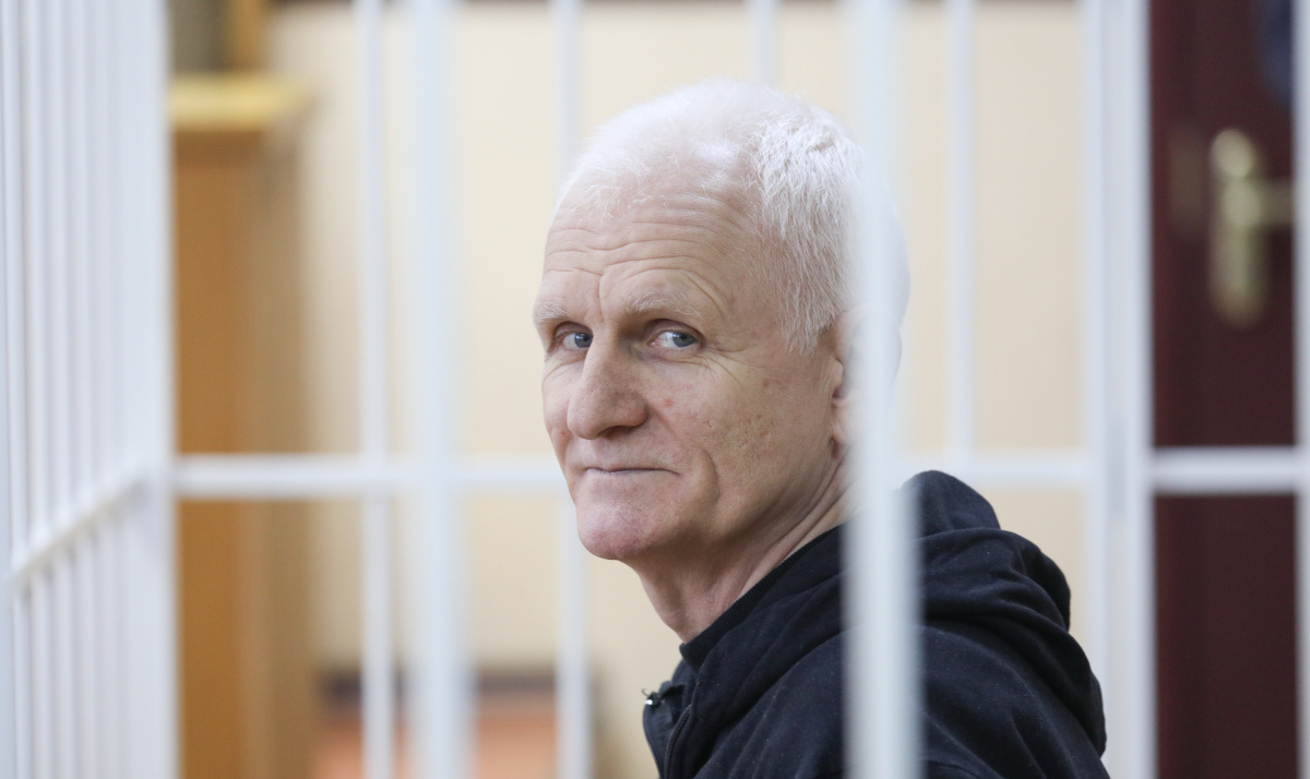 Tribunal de Minsk condenou, nesta sexta-feira (03/03), o ativista Ales Bialiatski, laureado com o Prêmio Nobel da Paz em 2022