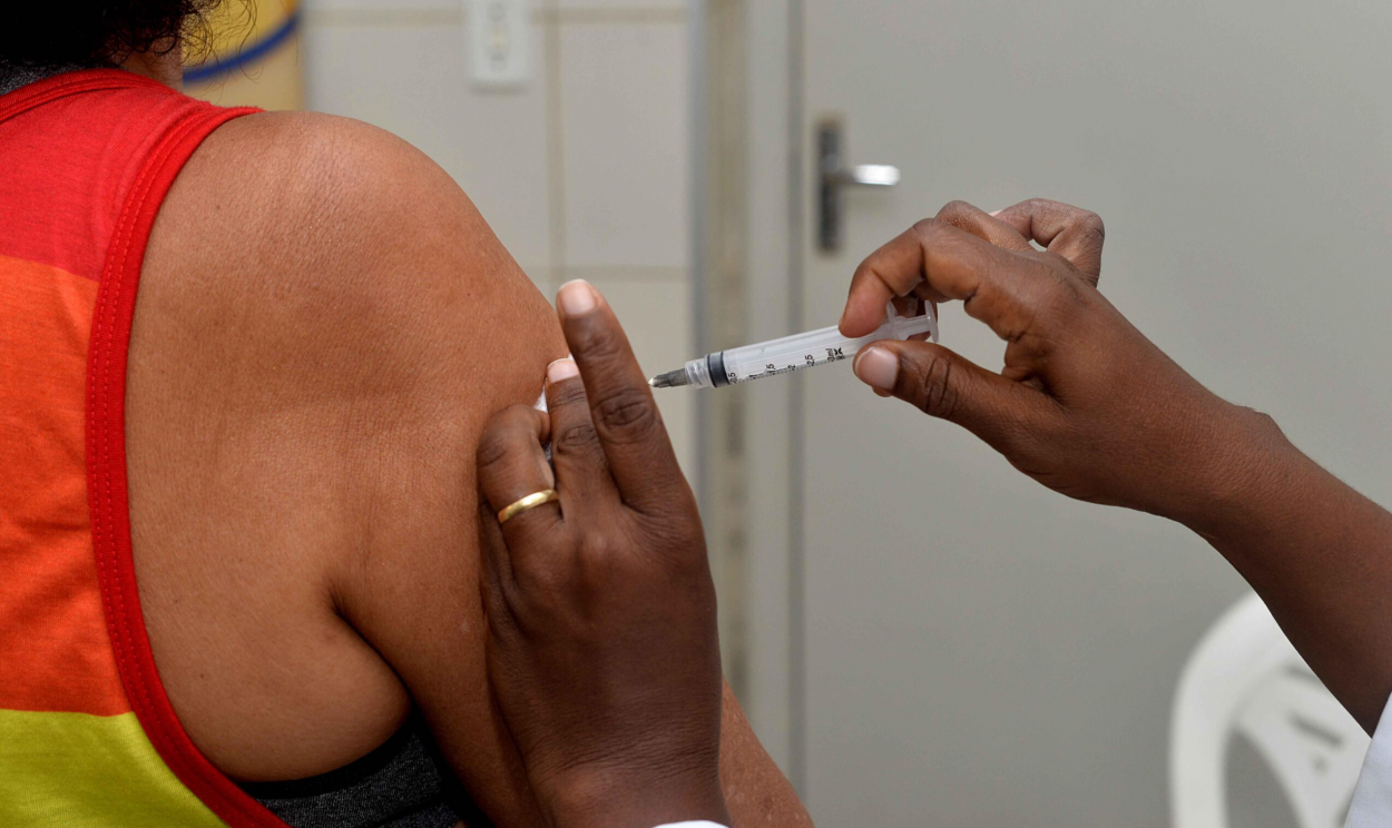 Estudo conduzido pelo Imperial College de Londres também mostra que as pessoas totalmente imunizadas transmitem menos o vírus