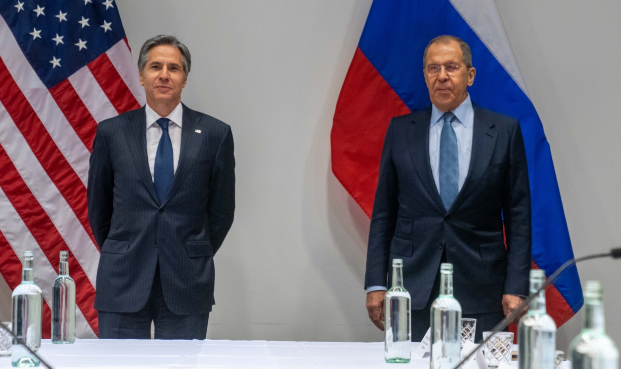 Antony Blinken e Sergei Lavrov se reuniram por quase duas horas durante um evento na Islândia; encontro entre os presidentes está em aberto