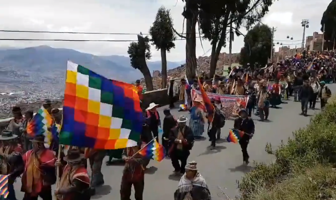 Manifestantes carregavam a bandeira whiphala, símbolo dos povos originários e do Estado Plurinacional boliviano, fundado pelo ex-presidente Evo Morales