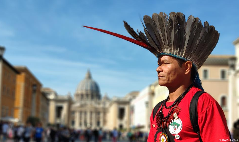 Em reuniões paralelas a Sínodo da Igreja Católica, povos da Amazônia denunciam tráfico de pessoas, conflitos e invasão de terras; "o papa está nos dando uma chance de sermos protagonistas", diz indígena