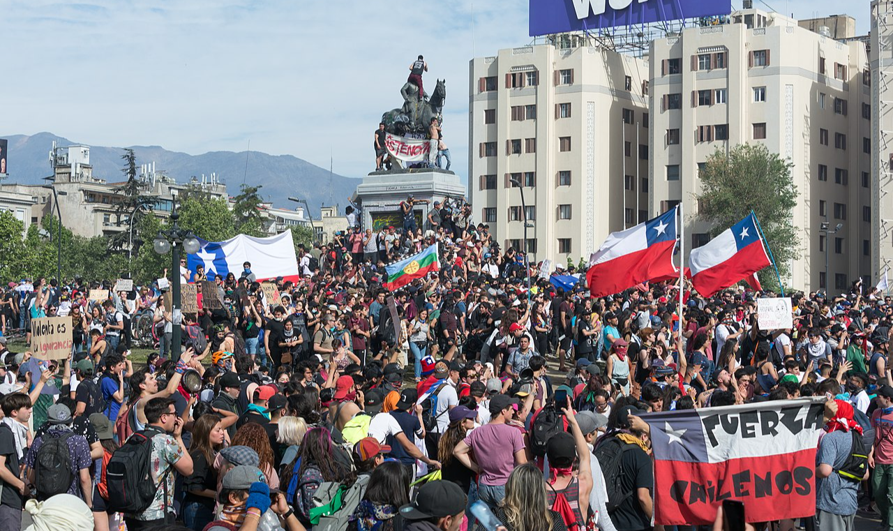 Atos ocorreram em várias cidades e contaram com milhares de pessoas; manifestantes pedem a saída do presidente Sebastián Piñera