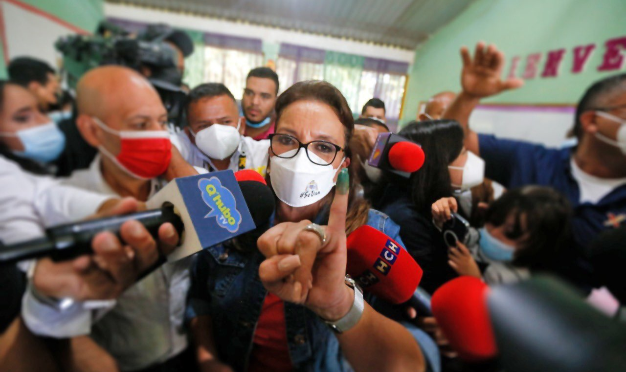 Candidata da esquerda, esposa do ex-presidente Zelaya, tem 53,45% dos votos e se declarou vencedora; adversário Nasry Asfura, prefeito de Tegucigalpa, tem 34%