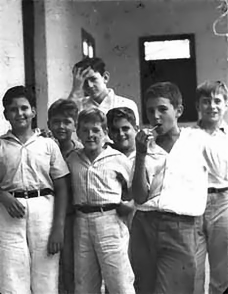 Fidel quando criança (chupando um pirulito), ao lado de colegas de escola (Foto: Cubadebate)