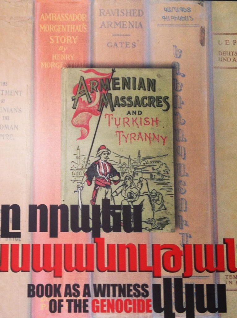 Cartaz com dizeres: 'O livro como testemunha do genocídio', exposto no museu do Genocídio de Yerevan