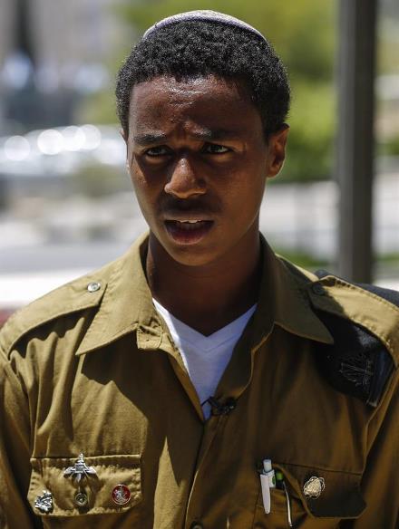 Soldado israelense de origem etíope  Damas Pakada sofreu ataque racista na última semana em Holon