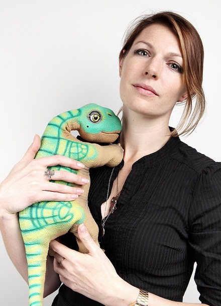 Kate Darling com Pleo, o bebê-dinossauro robô