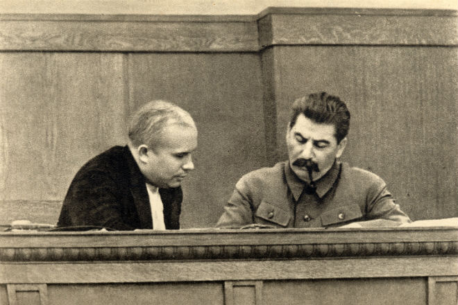 Durante reunião secreta, primeiro-secretário leu um relatório que acusava o sucessor de Lênin de ter 'violado a legalidade socialista'