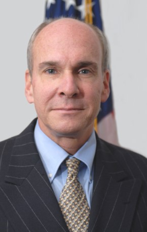 Peter Michael McKinley, indicado como novo embaixador dos EUA no Brasil. Imagem: Wikimedia Commons