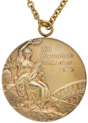Uma das medalhas de ouro de Korbut leioladas