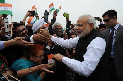 O primeiro-ministro indiano, Narendra Modi, cumprimenta simpatizantes