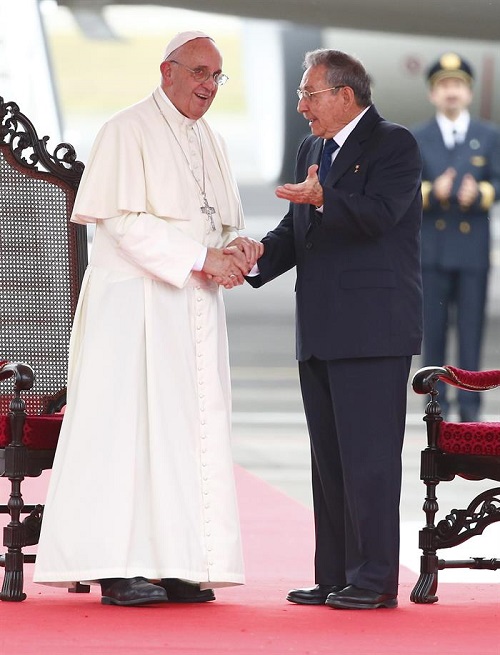 El sumo Pontífice fue recibido por el presidente cubano Raúl Castro Ruz en el Aeropuerto Internacional “José Martí” junto a otras autoridades políticas, gubernamentales y religiosas de Cuba.