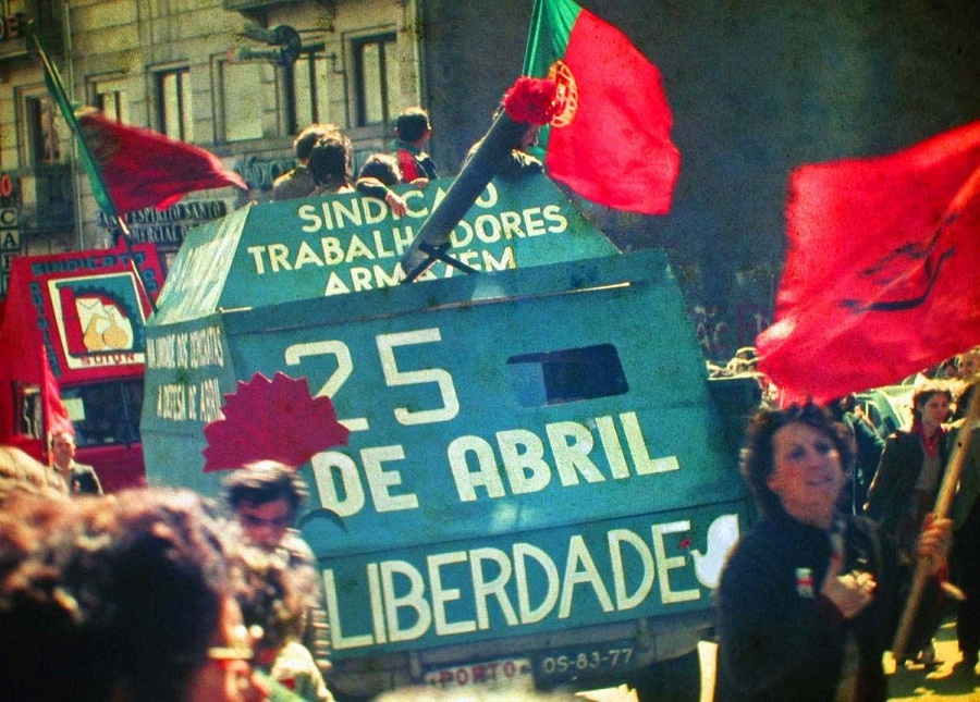 Sem derramar sangue, rebelião militar conduzida por jovens derruba o governo português de Marcelo Caetano