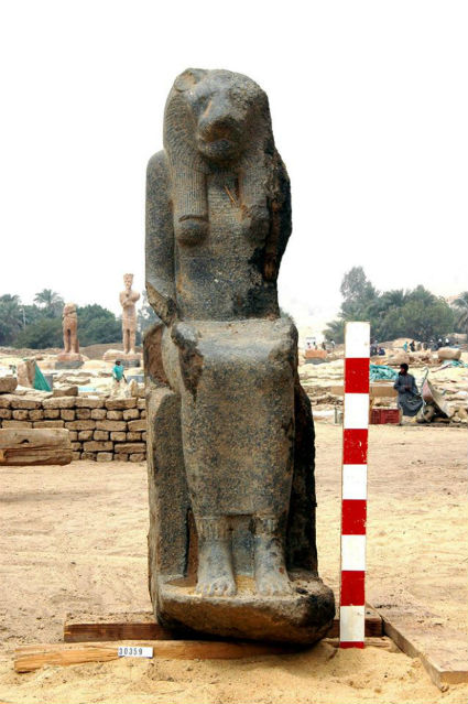Estátua da deusa Sekhmet, com cabeça de leão e corpo de mulher