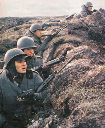 Soldados argentinos em trincheira durante Guerra das Malvinas
