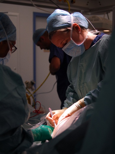 Cirurgiã em ação. Foto: Salim Fadhley / Flickr CC