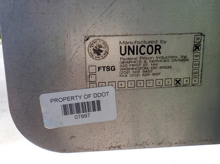 Etiqueta do UNICOR em produto fabricado por mão de obra prisional. Foto Daniel Lobo / Flickr CC