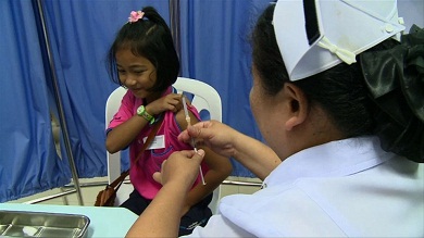 Aplicação de vacina contra a dengue na Tailândia durante estudo conduzido pela Sanofi Pasteur em 2011