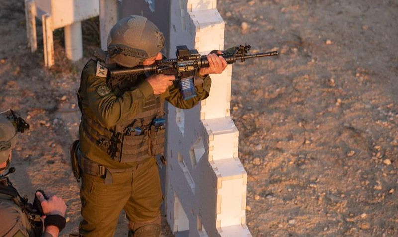 Militares israelenses enfrentam militantes do grupo islâmico nas ruas e prosseguem ataques de retaliação contra posições em Gaza; número de mortos passa de 660