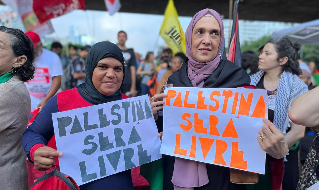 Data celebrada internacionalmente reuniu famílias, sindicatos e coletivos na Avenida Paulista, em ato por repúdio ao ‘genocídio e limpeza étnica’ perpetrados por Israel em Gaza e para exigir liberdade aos palestinos