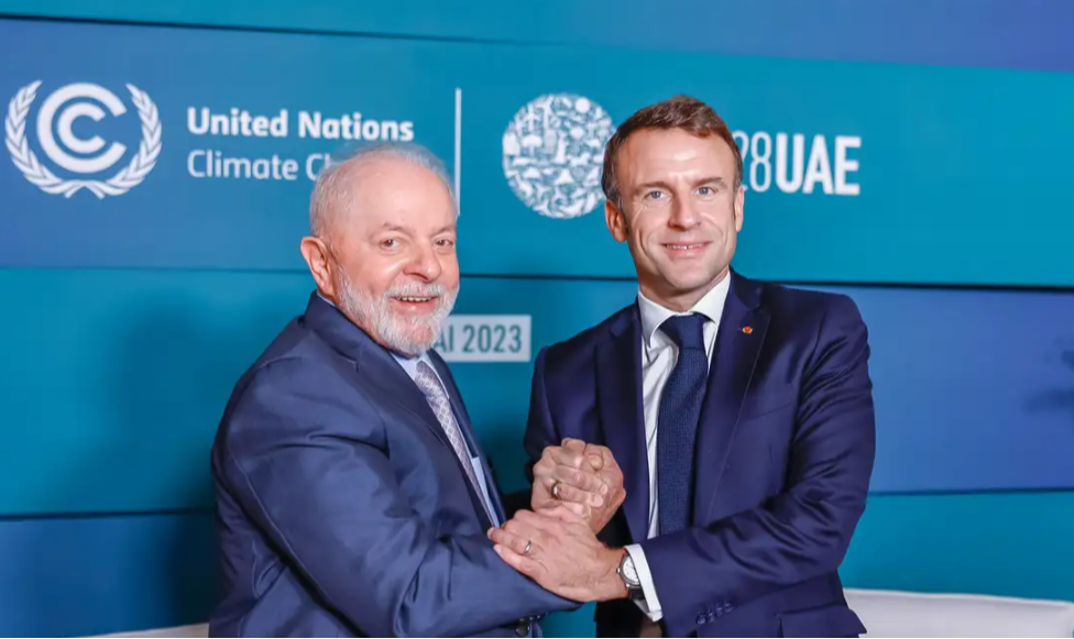 O presidente francês, Emmanuel Macron, disse, no sábado (2), após um encontro com Lula, às margens da Conferência da ONU sobre o Clima em Dubai, que o acordo de livre comércio entre o Mercosul e a União Europeia era "mal remendado"