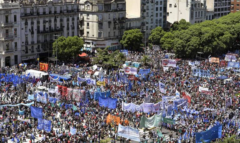 Argentina: movimentos vão às ruas em primeira manifestação contra governo Milei
