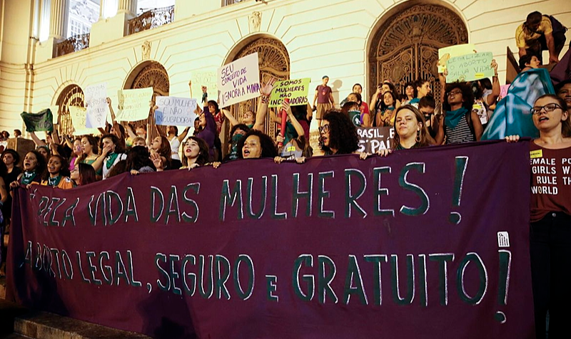 Mulheres vão às ruas pela legalização do aborto para somar Brasil à ‘onda verde’ latina