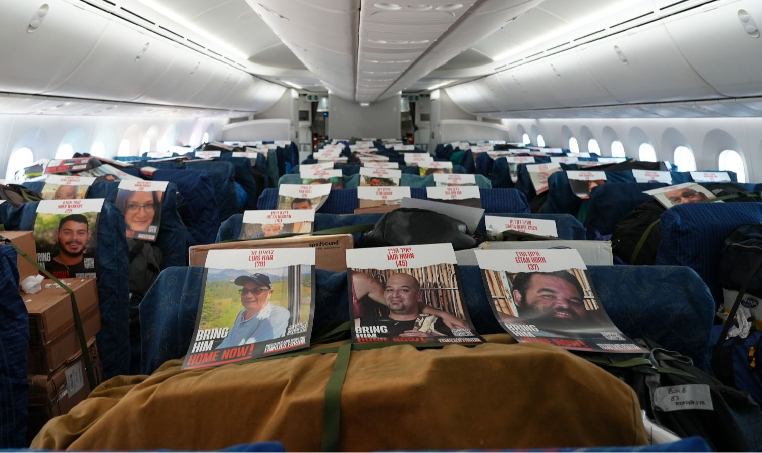 Além de pedir informação para população de Khan Younes, israelenses também apelam e instalam fotos de desaparecidos em assentos de avião