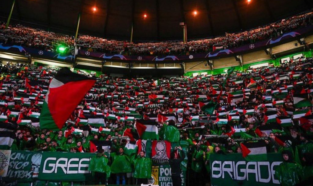 Torcida do Celtic Glasgow fez mosaico com milhares de bandeiras palestinas durante partida contra o Atlético de Madrid