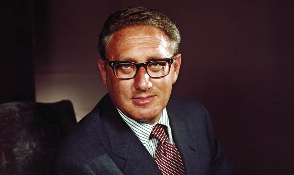 Morre Henry Kissinger, o Nobel da Paz que mais fez da guerra a sua vida