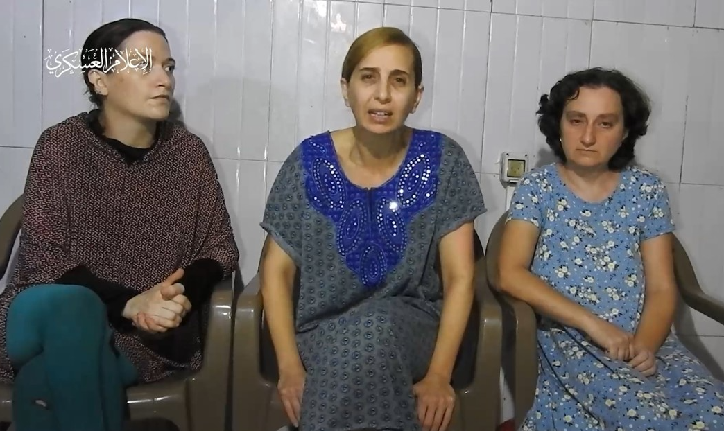Na gravação, aparecem três mulheres que estão presas há 23 dias, uma delas acusa Tel Aviv de rechaçar cessar-fogo que 'resultaria na nossa liberdade’; Israel classificou estratégia como ‘propaganda cruel’