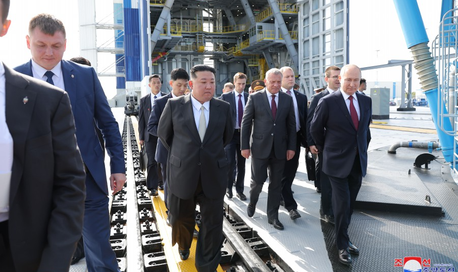 Kim Jong-un é recebido por ministro da Defesa russo e visita arsenal de guerra