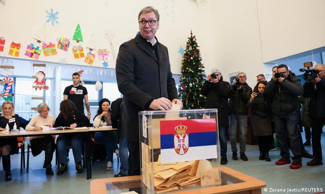 Projeções dão vitória a partido de Vucic, homem forte do país há cerca de uma década; oposição acusa fraude na capital