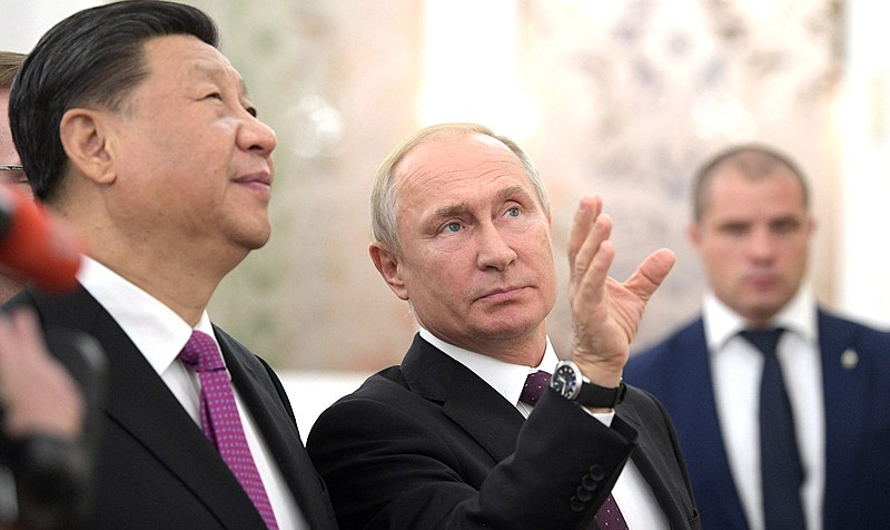 Visita do líder russo a Pequim não resulta em acordos concretos, mas tem peso simbólico no antagonismo ao Ocidente