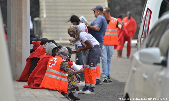 El Hierro recebeu grande número de migrantes da África em 24 horas; afluxo coincide com cúpula da UE