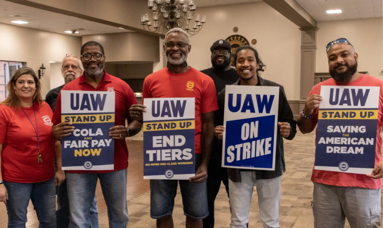 Com medo da sindicalização, as três maiores montadoras sem trabalhadores representados pelo UAW fecham acordos e começam a anunciar aumentos de salários