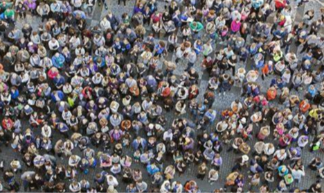 Departamento do Censo dos EUA estima alta populacional de 0,95% no mundo, que superou a marca de 8 bilhões de pessoas.; crescimento populacional está desacelerando