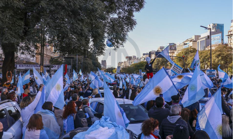 A poucos dias de protestos convocados por movimentos sociais no país, ministra de Segurança Nacional argentina, Patricia Bullrich, apresentou medida que ameaça punir ‘quem bloquear as ruas’ e ‘dificultar o tráfego’
