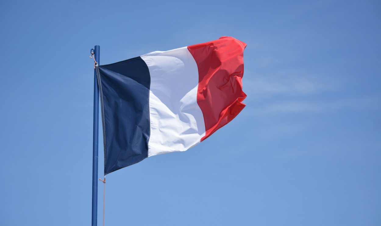 ‘Medidas são discriminatórias’, aponta professor sobre lei de imigração na França