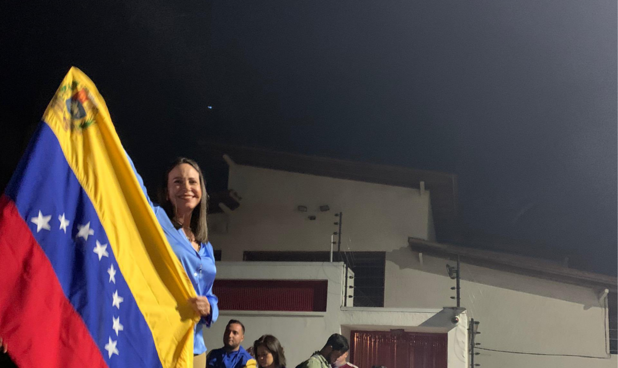 Governo e oposição trocam acusações sobre votação polêmica realizada no dia 22 de outubro que deu vitória a María Corina