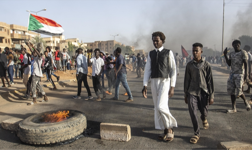 No último mês, o conflito entre dois grupos militares no Sudão atingiu o que os especialistas consideram ser um ponto de virada sombrio. O futuro do país ainda é incerto