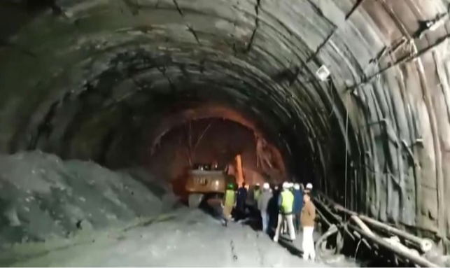 Desabamento ocorreu na região do Himalaia, quando um grupo de trabalhadores saía do túnel e uma equipe substituta chegava