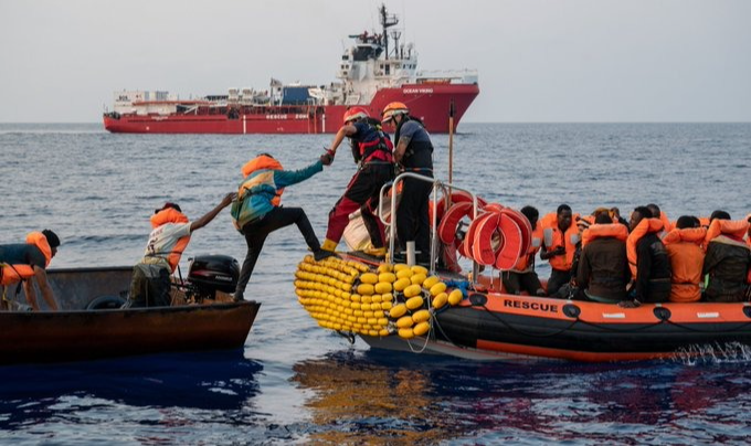 Política de migração da UE tem sido marcada por decretos de bloqueio, criminalização de ONGs humanitárias, violações de direitos humanos e um aumento de naufrágios