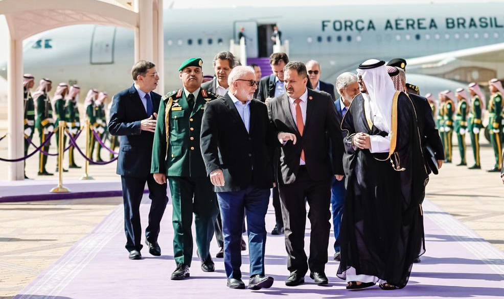 Durante primeira parada antes da COP28 nos Emirados Árabes, presidente brasileiro tem expectativa de incremento dos investimentos sauditas no Brasil