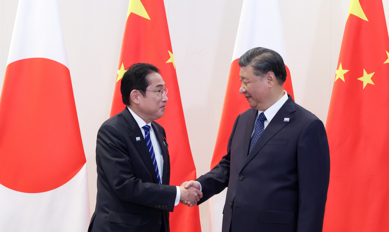 Premiê japonês Fumio Kishida pediu ao presidente chinês Xi Jinping para suspender a proibição da importação de produtos marítimos do país; decisão foi imposta por Pequim após Tóquio liberar despejo de água residual no Oceano Pacífico