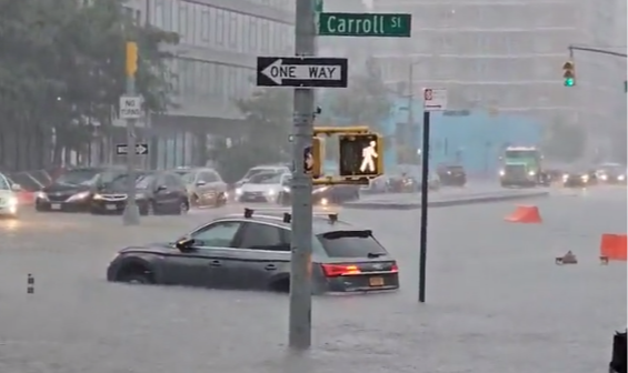 Nova York vive dia de caos e população fica ilhada por inundações