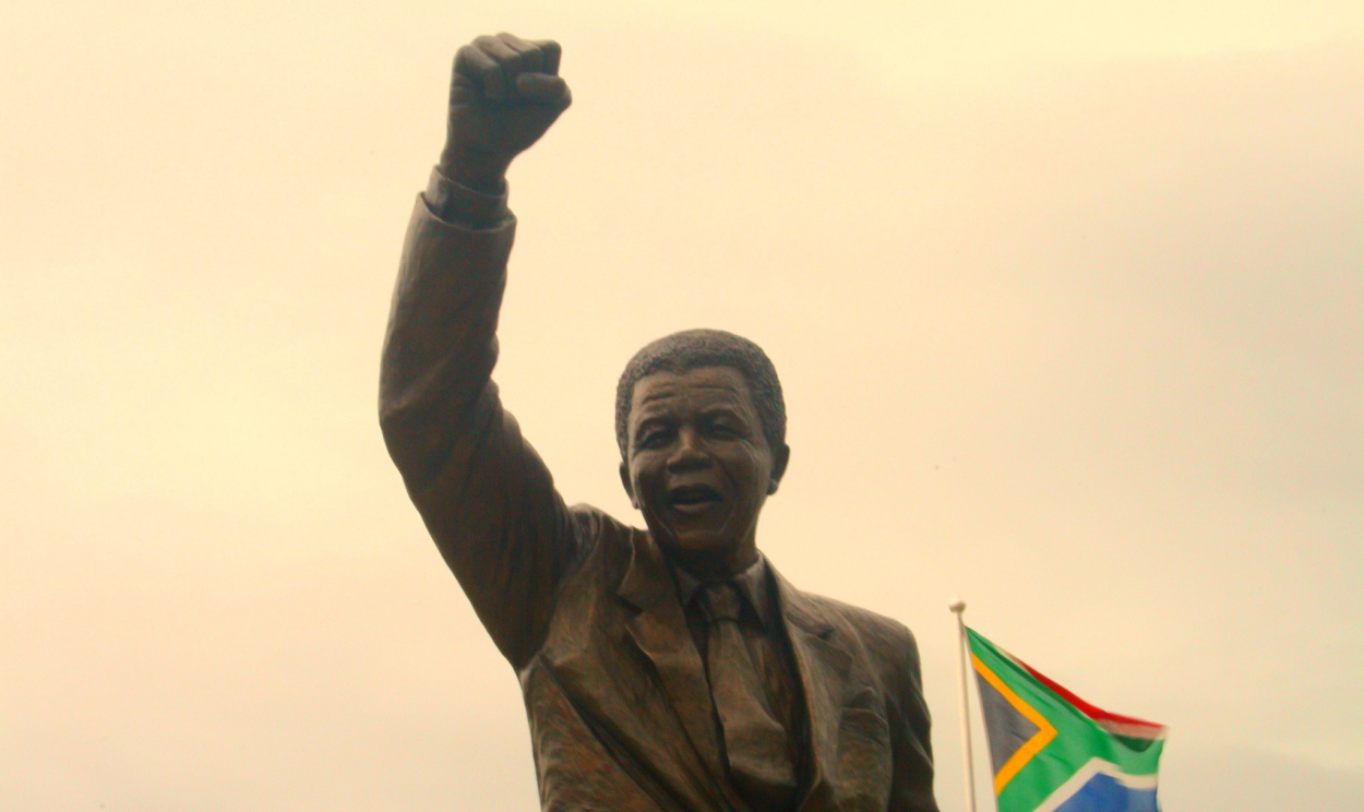 Em meio ao legado do primeiro presidente negro do país, corrupção, cortes de energia e desigualdade desanimam sociedade sul-africana