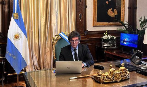 Presidente da Argentina chegou a falar que 'não faria transações com comunistas', chamando líder chinês de 'assassino com quem não se faz comércio'