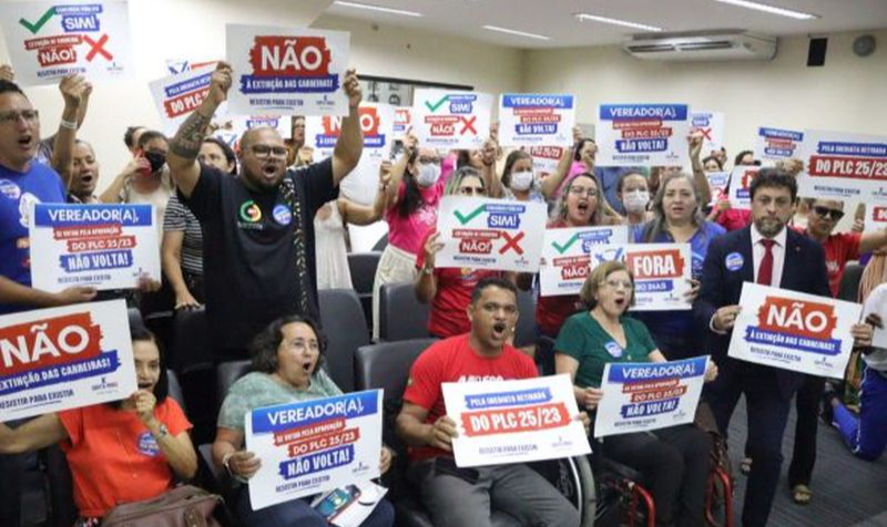 Prefeito Álvaro Dias, de extrema direita e aliado de Jair Bolsonaro, mobilizou maioria na Câmara para que votação ocorresse durante festas de fim de ano, para diminuir mobilização contrária às propostas